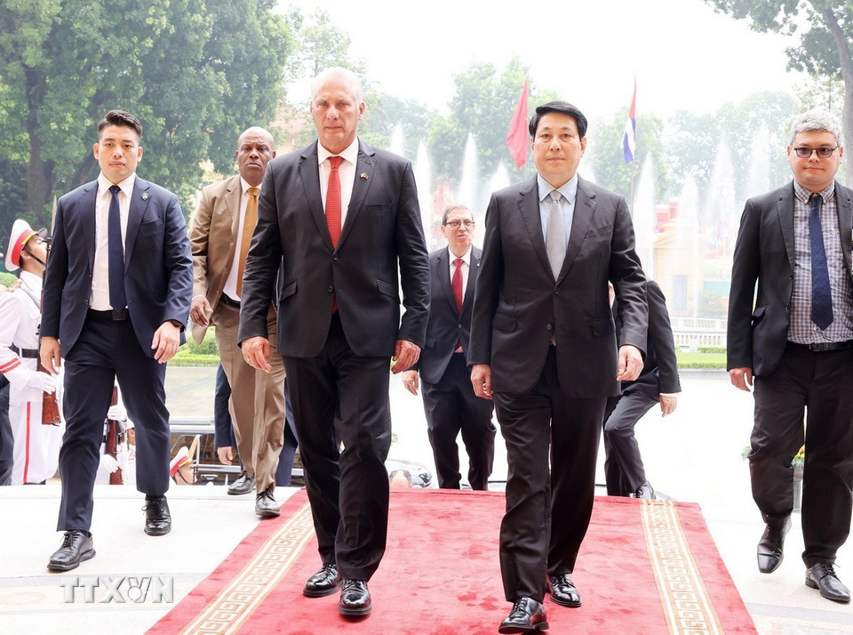 Chủ tịch nước Lương Cường đón Bí thư thứ Nhất Đảng Cộng sản Cuba, Chủ tịch nước Cuba Miguel Díaz-Canel Bermúdez. (Ảnh: Lâm Khánh/TTXVN)