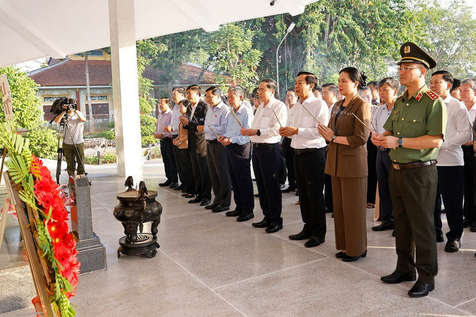 Chủ tịch Quốc hội Trần Thanh Mẫn cùng đoàn công tác đến dâng hoa, dâng hương, viếng Cụ Phó bảng Nguyễn Sinh Sắc. (Ảnh: Doãn Tấn/TTXVN)