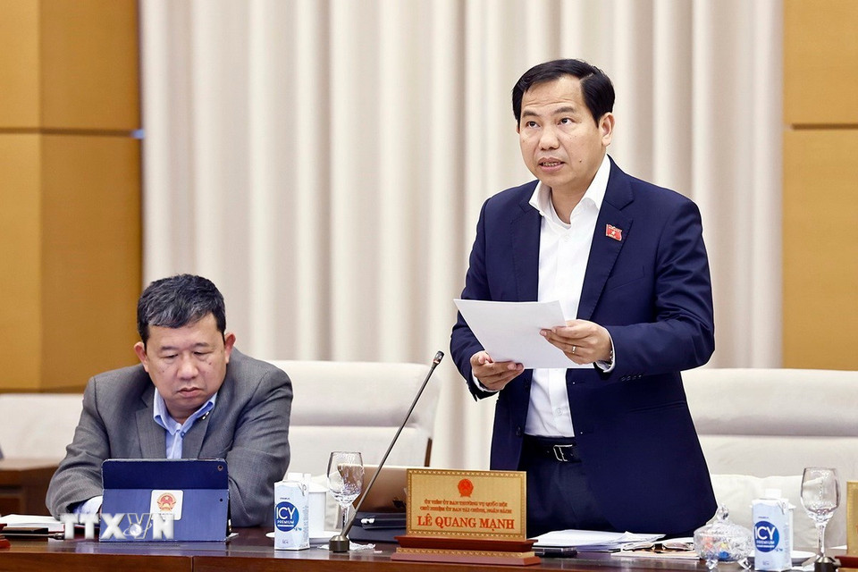 Chủ nhiệm Ủy ban Tài chính, Ngân sách của Quốc hội Lê Quang Mạnh trình bày tóm tắt báo cáo thẩm tra. (Ảnh: Doãn Tấn/TTXVN)