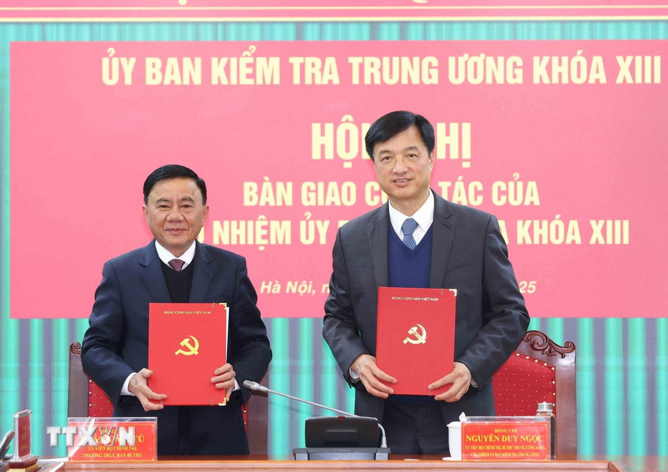 Đồng chí Trần Cẩm Tú, Ủy viên Bộ Chính trị, Thường trực Ban Bí thư, nguyên Chủ nhiệm Ủy ban Kiểm tra Trung ương và đồng chí Nguyễn Duy Ngọc, Ủy viên Bộ Chính trị, Bí thư Trung ương Đảng, Chủ nhiệm Ủy ban Kiểm tra Trung ương ký biên bản bàn giao công tác. (Ảnh: Phương Hoa/TTXVN)
