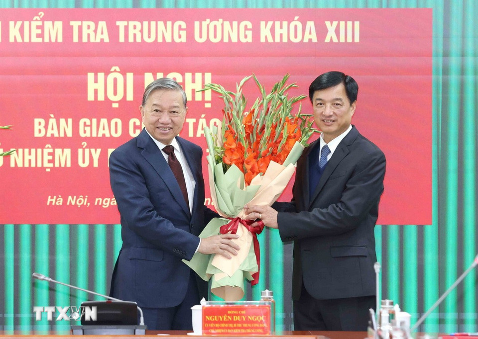 Tổng Bí thư Tô Lâm tặng hoa chúc mừng đồng chí Nguyễn Duy Ngọc, Ủy viên Bộ Chính trị, Bí thư Trung ương Đảng, Chủ nhiệm Ủy ban Kiểm tra Trung ương. (Ảnh: Phương Hoa/TTXVN)