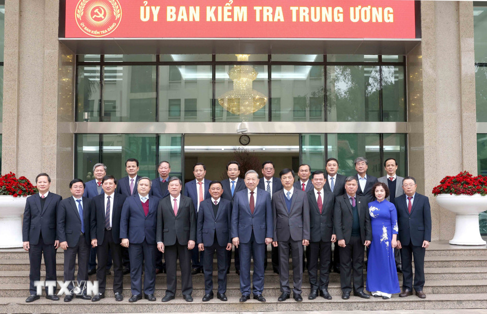 Tổng Bí thư Tô Lâm cùng các đồng chí lãnh đạo Ủy ban Kiểm tra Trung ương. (Ảnh: Phương Hoa/TTXVN)