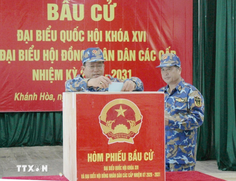 Những cử tri đầu tiên bỏ phiếu ở tổ bầu cử số 7, đặc khu Trường Sa. (Ảnh: TTXVN phát)