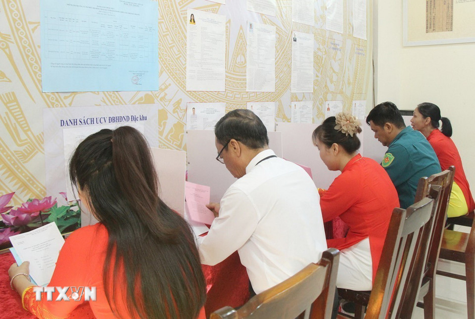 Cử tri lựa chọn những đại biểu Quốc hội khóa XVI và Hội đồng nhân dân các cấp nhiệm kỳ 2026-2031. (Ảnh: TTXVN phát)