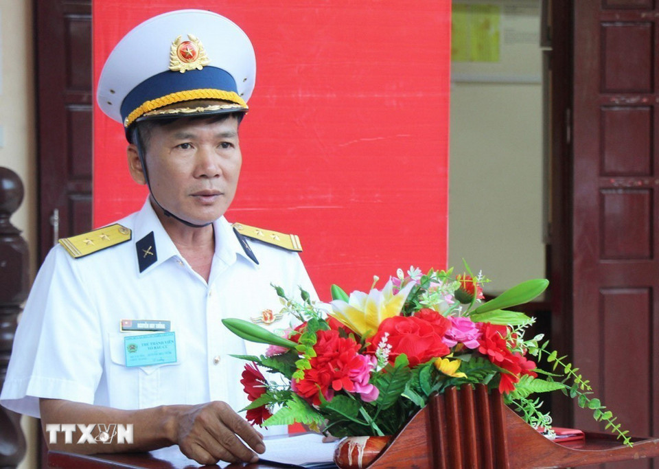 Trung tá Nguyễn Huy Tưởng, Chỉ huy trưởng đảo Sinh Tồn, Tổ trưởng tổ bầu cử khu vực bỏ phiếu số 7 (đặc khu Trường Sa) phát biểu khai mạc bầu cử. (Ảnh: TTXVN phát)