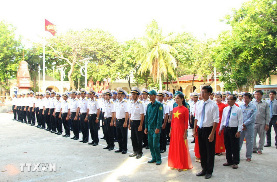Các cử tri trên đảo Sinh Tồn tham dự lễ chào cờ bầu cử ở đảo Sinh Tồn, sáng 8/3. (Ảnh: TTXVN phát)