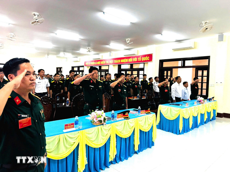 Cán bộ, chiến sỹ các lực lượng vũ trang làm nhiệm vụ tại đặc khu Thổ Châu hát Quốc ca khai mạc bầu cử. (Ảnh: Văn Sĩ/TTXVN)