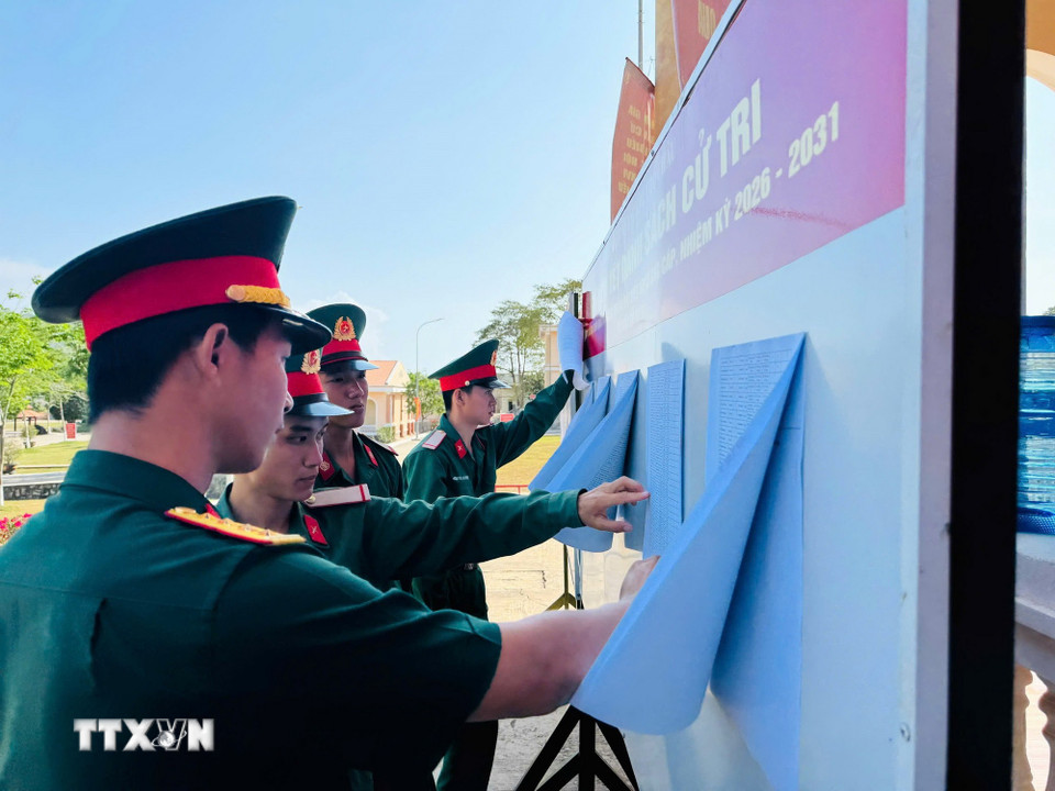 Cán bộ, chiến sỹ các lực lượng vũ trang làm nhiệm vụ tại đặc khu Thổ Châu tìm hiểu tiểu sử các ứng cử viên đại biểu Quốc hội và Hội đồng Nhân dân để bầu cử. (Ảnh: Văn Sĩ/TTXVN)