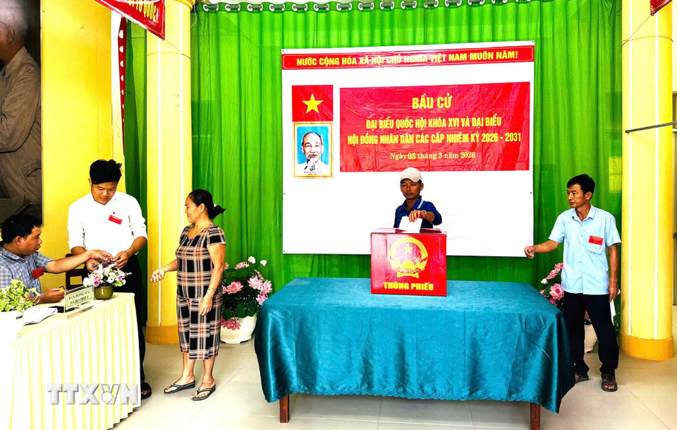 Cử tri đặc khu Thổ Châu tham gia bầu cử sáng 8/3/2026. (Ảnh: Văn Sĩ/TTXVN)