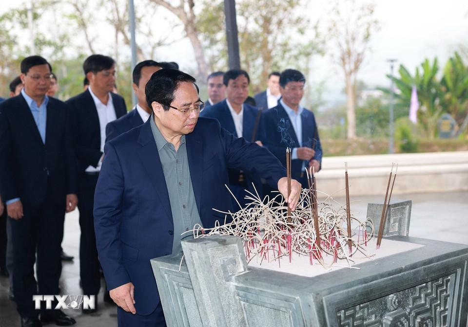 Thủ tướng Phạm Minh Chính dâng hương tưởng niệm các Anh hùng liệt sỹ tại Đền thờ Liệt sỹ Chiến trường Điện Biên Phủ. (Ảnh: Dương Giang/TTXVN)