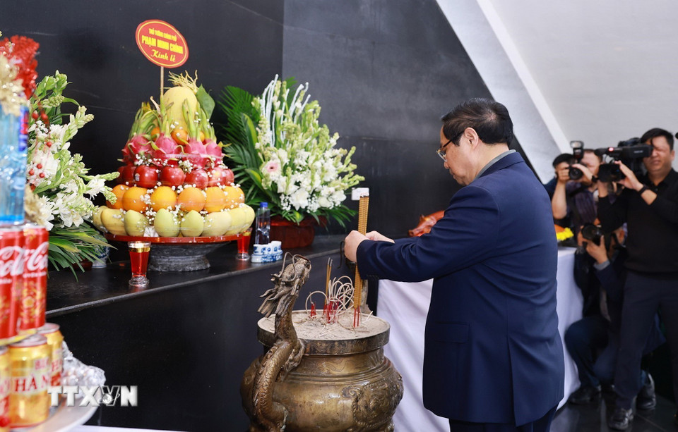Thủ tướng Phạm Minh Chính dâng hương tại Nghĩa trang Liệt sỹ Quốc gia A1. (Ảnh: Dương Giang/TTXVN)