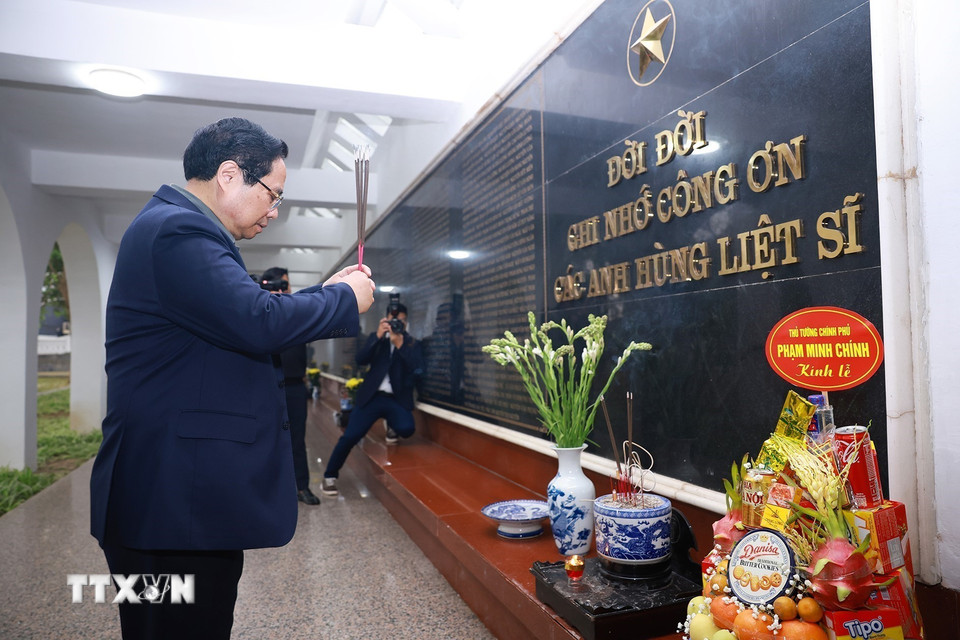 Thủ tướng Phạm Minh Chính dâng hương tưởng niệm tại Nghĩa trang Liệt sỹ Quốc gia A1. (Ảnh: Dương Giang/TTXVN)