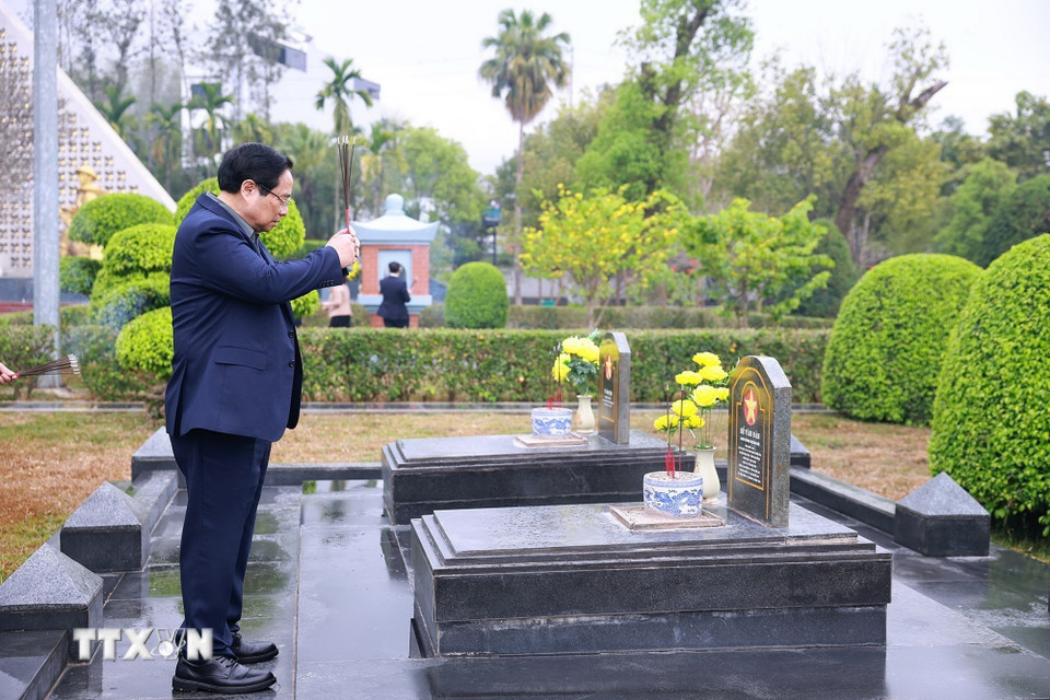 Thủ tướng Phạm Minh Chính thắp hương trên phần mộ các Anh hùng liệt sỹ tại Nghĩa trang Liệt sỹ quốc gia A1. (Ảnh: Dương Giang/TTXVN)