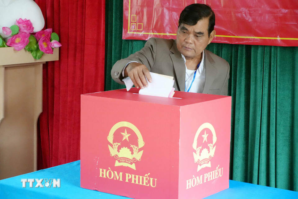 Ông Hồ Văn Hoa, Trưởng bản Nước Đắng, xã Trường Sơn (Quảng Trị) tự tay bỏ phiếu bầu đại biểu Quốc hội khóa XVI và đại biểu Hội đồng nhân dân các cấp nhiệm kỳ 2026-2031. (Ảnh: Tá Chuyên/TTXVN)