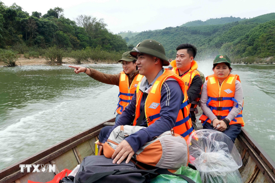 Cán bộ xã Trường Sơn (Quảng Trị) đi bằng thuyền hơn 2 giờ đồng hồ từ chiều 7/3 để vào bản Nước Đắng phục vụ công tác bầu cử sớm. (Ảnh: Tá Chuyên/TTXVN)