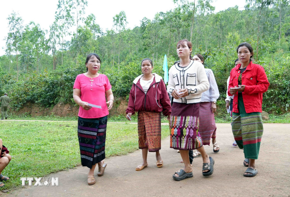 Đồng bào Bru-Vân Kiều bản Nước Đắng hân hoan đến khu vực bỏ phiếu bầu đại biểu Quốc hội khoá XVI và Hội đồng Nhân dân các cấp nhiệm kỳ 2026-2031. (Ảnh: Tá Chuyên/TTXVN)