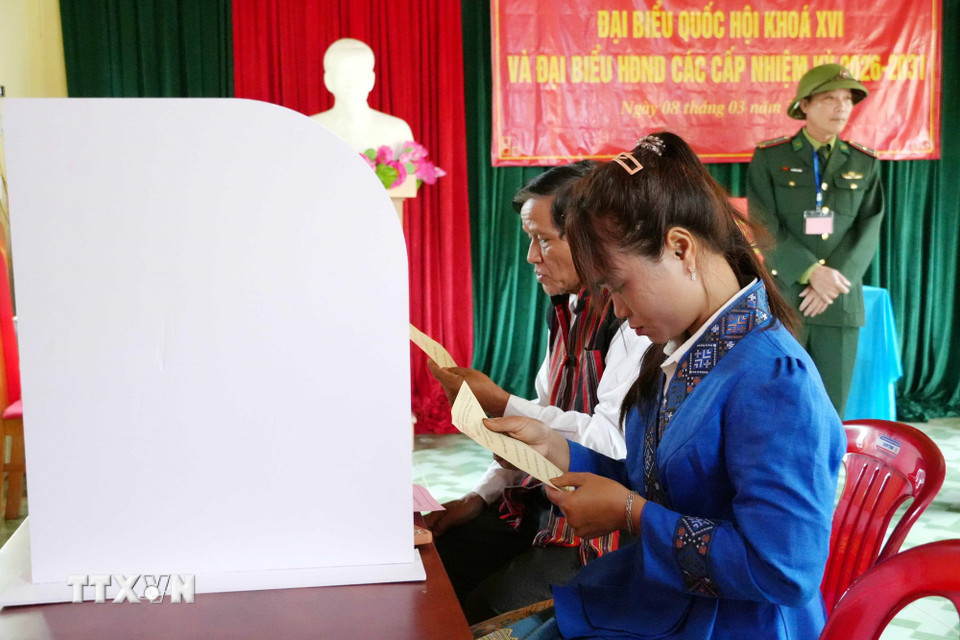 Cử tri bản Nước Đắng, xã Trường Sơn (Quảng Trị) lựa chọn các đại biểu đại diện cho ý chí và nguyện vọng của người dân. (Ảnh: Tá Chuyên/TTXVN)