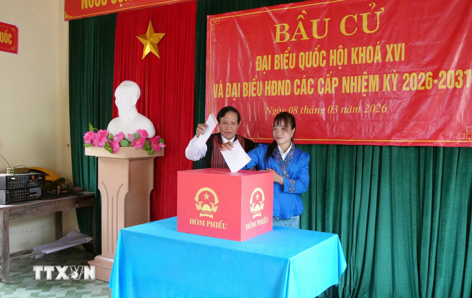 Già làng, người có uy tín Hồ Văn Xi và em Hồ Thị Thiều (cử tri lần đầu tiên đi bỏ phiếu) bỏ phiếu bầu đại biểu Quốc hội khóa XVI và đại biểu Hội đồng nhân dân các cấp nhiệm kỳ 2026-2031. (Ảnh: Tá Chuyên/TTXVN)