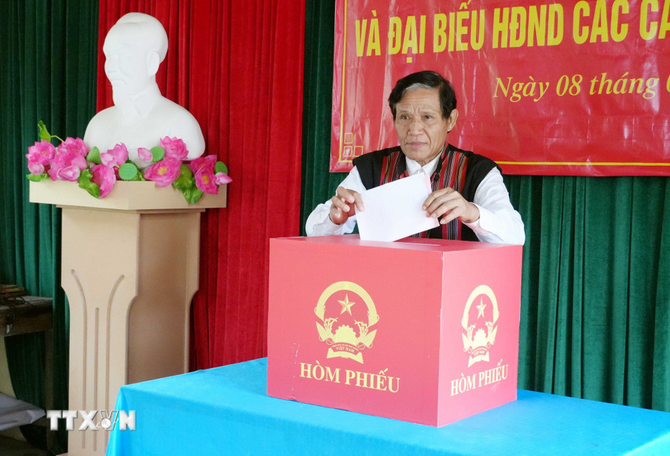 Già làng, người có uy tín Hồ Văn Xi tự tay bỏ phiếu bầu đại biểu Quốc hội khóa XVI và đại biểu Hội đồng Nhân dân các cấp nhiệm kỳ 2026-2031. (Ảnh: Tá Chuyên/TTXVN)