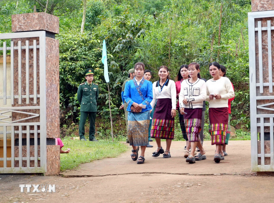 Đồng bào Bru-Vân Kiều bản Nước Đắng (xã Trường Sơn, Quảng Trị) đến điểm bỏ phiếu từ sáng sớm 8/3 để thực hiện quyền công dân. (Ảnh: Tá Chuyên/TTXVN)