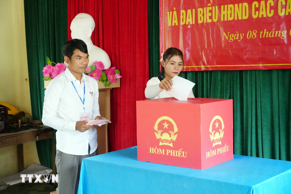 Đồng bào Bru-Vân Kiều bản Nước Đắng hân hoan bầu đại biểu Quốc hội và Hội đồng Nhân dân các cấp nhiệm kỳ 2026-2031. (Ảnh: Tá Chuyên/ TTXVN)