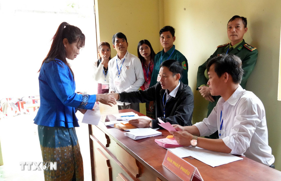 Cử tri bản Nước Đắng, xã Trường Sơn (Quảng Trị) nhận phiếu bầu. (Ảnh: Tá Chuyên/TTXVN)