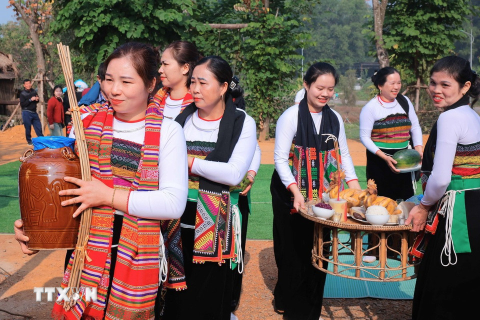 Lễ mừng cơm mới là một trong những lễ quan trọng và linh thiêng nhất của người Thái trong năm, mọi người đã tập trung đầy đủ, mỗi người một tay chuẩn bị cho Lễ mừng cơm mới. (Ảnh: Khánh Hoà/TTXVN)