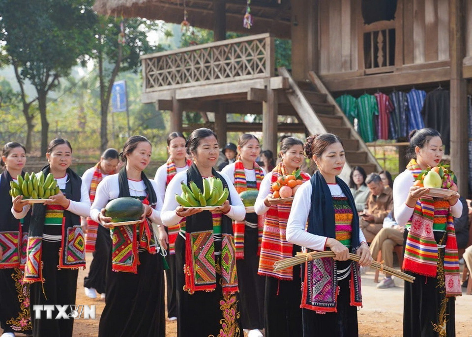 Lễ mừng cơm mới là một trong những lễ quan trọng và linh thiêng nhất của người Thái trong năm, mọi người đã tập trung đầy đủ, mỗi người một tay chuẩn bị cho Lễ mừng cơm mới. (Ảnh: Khánh Hoà/TTXVN)
