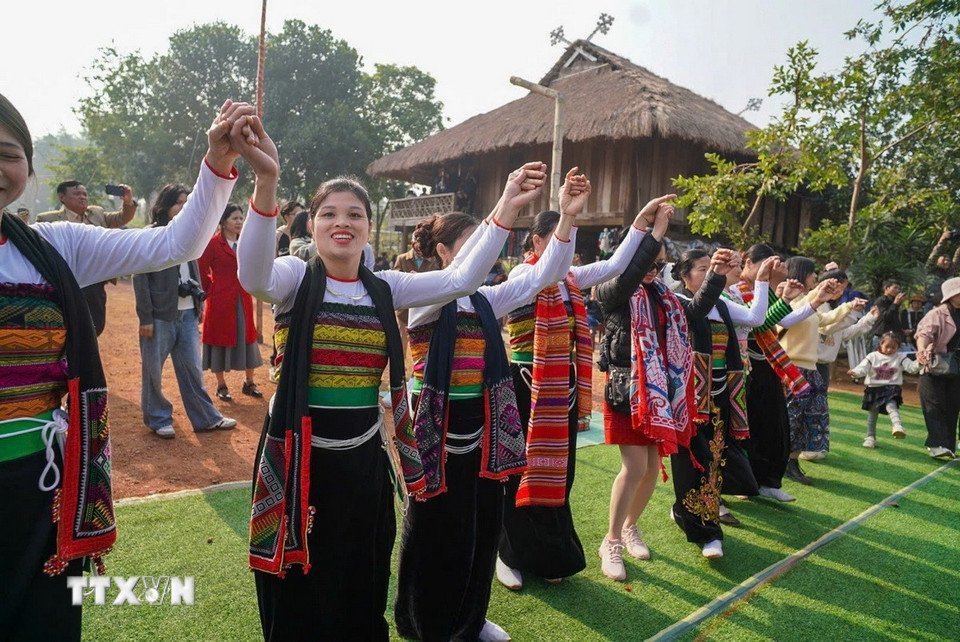 Những điệu múa xòe, hát đối, các trò chơi dân gian như ném còn, kéo co, nhảy sạp được tổ chức ngay sau lễ mừng cơm mới, tạo nên không khí vui tươi, gắn kết giữa các thành viên trong cộng đồng. (Ảnh: Khánh Hòa/ TTXVN)