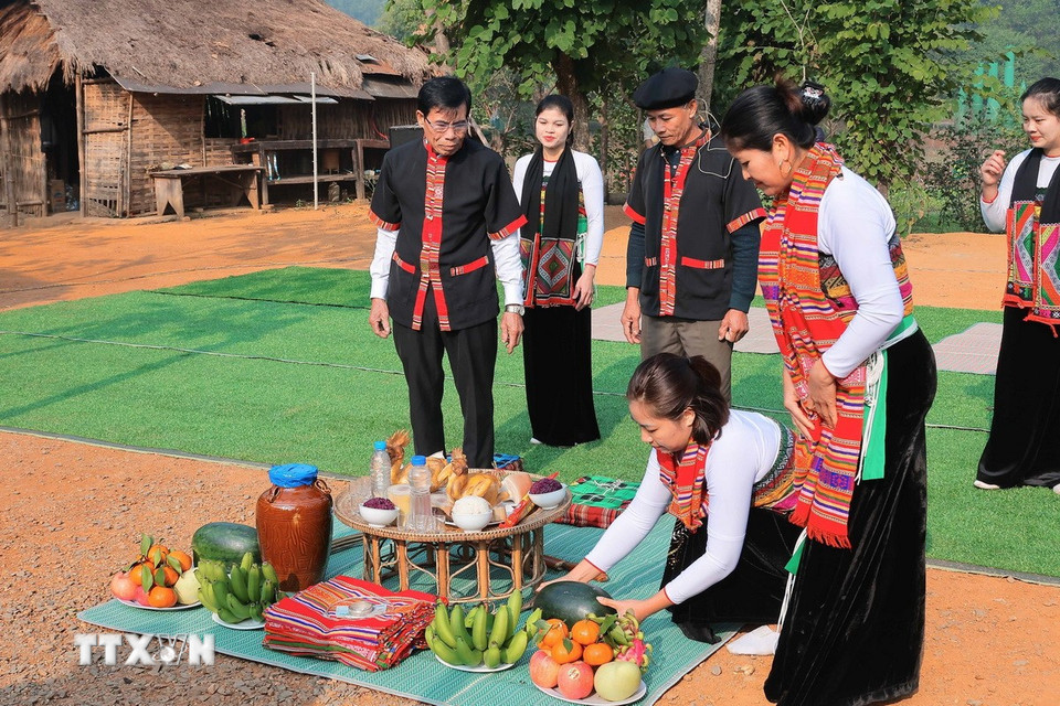 Lễ mừng cơm mới là một trong những lễ quan trọng và linh thiêng nhất của người Thái trong năm, nên người Thái chuẩn bị cho lễ cúng rất chu đáo gồm nhiều lễ vật, đặc biệt không thể thiếu rượu cần để mời khách tới dự lễ. (Ảnh: Hoàng Hiếu/TTXVN)