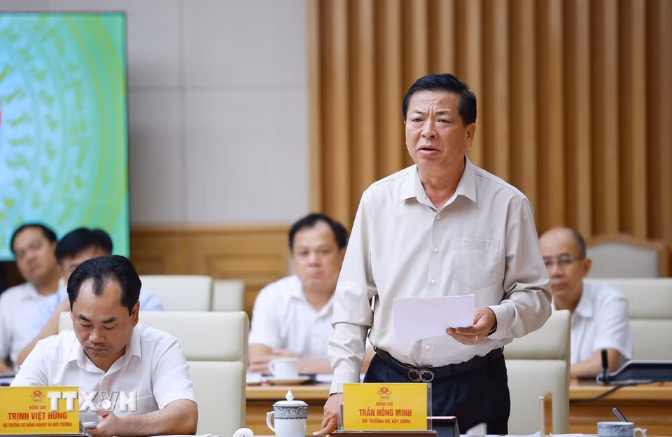 Bộ trưởng Bộ Xây dựng Trần Hồng Minh báo cáo tình hình triển khai các dự án nhà ở cho thuê. (Ảnh: Dương Giang/TTXVN)