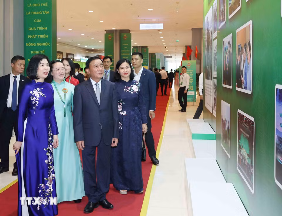 Thường trực Ban Bí thư Trần Cẩm Tú cùng các đại biểu tham quan trưng bày ảnh tại Đại hội. (Ảnh: Phương Hoa/ TTXVN)