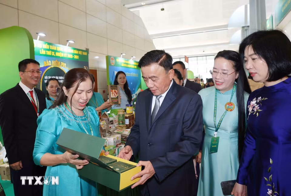 Thường trực Ban Bí thư Trần Cẩm Tú cùng các đại biểu tham quan gian trưng bày nông sản tại Đại hội. (Ảnh: Phương Hoa/TTXVN)