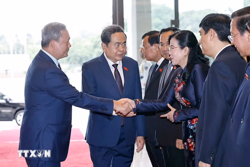 Chủ tịch Quốc hội Trần Thanh Mẫn và đoàn đại biểu Việt Nam đón Thủ tướng Campuchia Hun Manet. (Ảnh: Doãn Tấn/TTXVN)