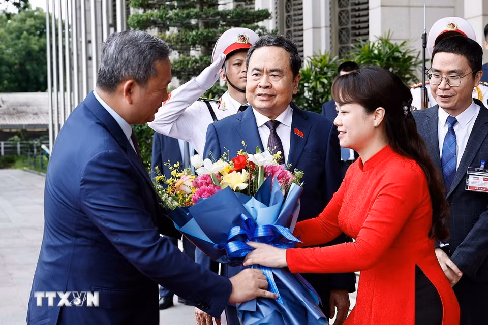 Chủ tịch Quốc hội Trần Thanh Mẫn đón Thủ tướng Campuchia Hun Manet. (Ảnh: Doãn Tấn/TTXVN)