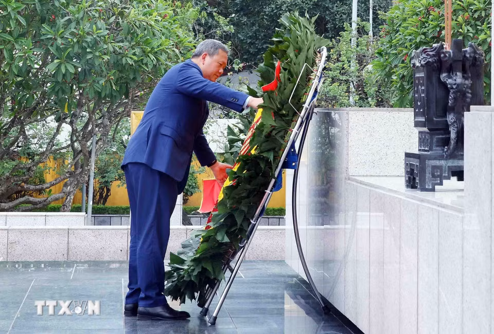 Thủ tướng Vương quốc Campuchia Hun Manet đến đặt vòng hoa tại Đài tưởng niệm các Anh hùng Liệt sỹ (đường Bắc Sơn, Hà Nội). (Ảnh: Phạm Kiên/TTXVN)