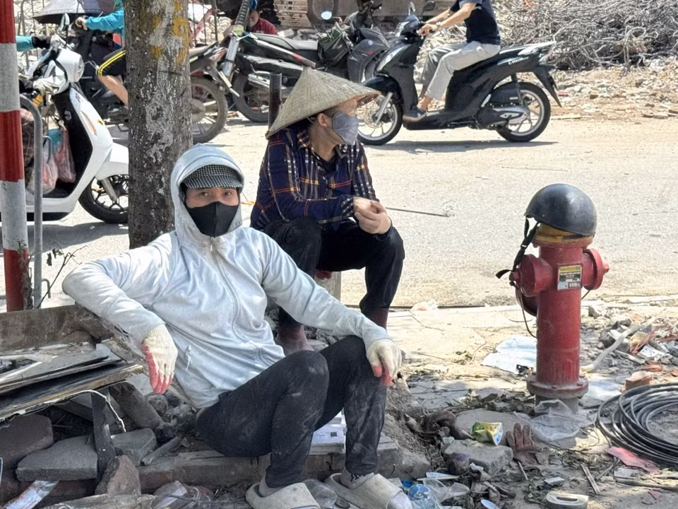 Phút nghỉ ngơi của người lao động, sau thời gian làm việc ngoài trời với nền nhiệt gần 40 độ C. (Ảnh: Quốc Lũy/ TTXVN)