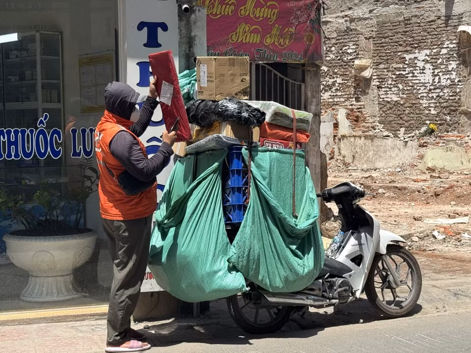Người lao động phải làm việc ngoài trời dưới nền nhiệt gần 40 độ C. (Ảnh: Quốc Lũy/ TTXVN)