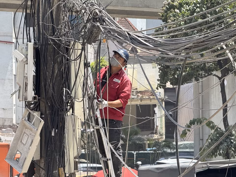 Trên các tuyến đường, người tham gia giao thông vất vả di chuyển dưới hơi nóng hầm hập phả lên từ mặt đường, những lao động ngoài trời như công nhân xây dựng, shipper, người bán hàng rong… phải oằn mình mưu sinh giữa thời tiết khắc nghiệt. (Ảnh: Quốc Lũy/TTXVN)