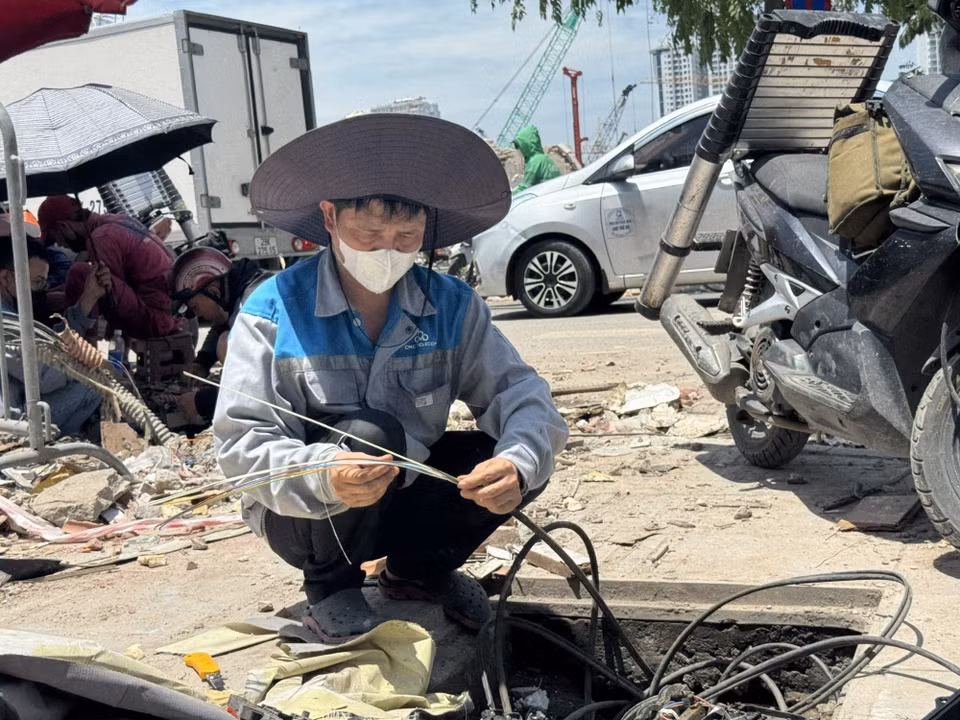 Người lao động phải làm việc ngoài trời dưới nền nhiệt gần 40 độ C. (Ảnh: Quốc Lũy/ TTXVN)