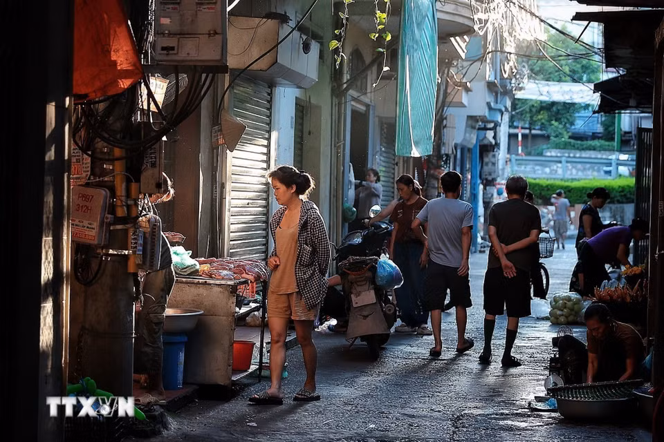 Người dân tranh thủ đi chợ từ sáng sớm khi nền nhiệt ngoài trời còn dễ chịu hơn so với ban ngày. (Ảnh: Phạm Tuấn Anh/TTXVN)