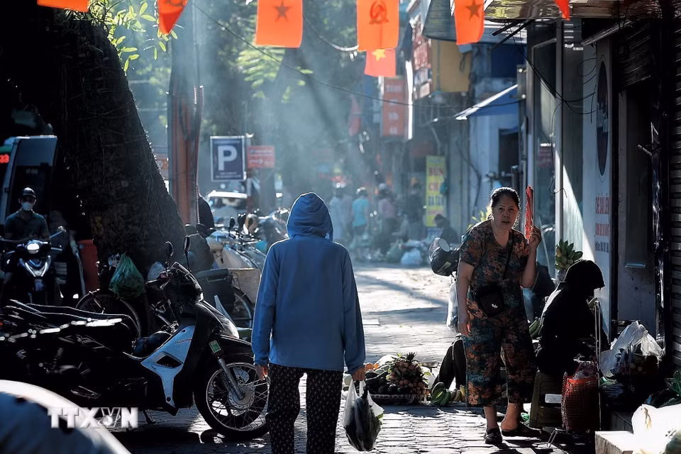 Chợ dân sinh bắt đầu đông người mua bán ngay từ sáng sớm. (Ảnh: Phạm Tuấn Anh/TTXVN)