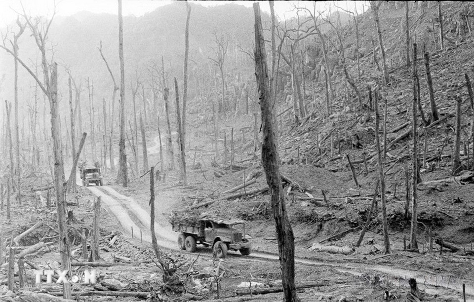 Quốc hội Việt Nam trong thời kỳ 1960-1980 hoạt động trong điều kiện miền Bắc tiến hành xây dựng chủ nghĩa xã hội và làm hậu phương lớn cho cuộc kháng chiến chống Mỹ cứu nước. Trong ảnh: Bất chấp những ngăn chặn khốc liệt, tàn bạo, bằng nhiều lực lượng, nhiều thủ đoạn, nhiều loại phương tiện chiến tranh và vũ khí hiện đại nhất lúc bấy giờ của Mỹ, tuyến vận tải chiến lược Trường Sơn vẫn không ngừng phát triển, đáp ứng sự chi viện to lớn, toàn diện, liên tục, mạnh mẽ của hậu phương lớn miền Bắc cho tiền tuyến lớn miền Nam. (Ảnh: Văn Sắc/TTXVN)