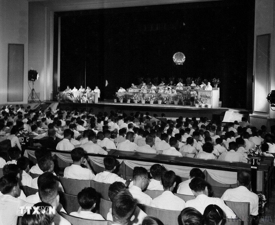 Quốc hội khóa III (1964-1971) là Quốc hội của thời kỳ đất nước thực hiện cả hai chiến lược cách mạng, thời kỳ chống Mỹ cứu nước "tất cả cho tiền tuyến, tất cả để thắng giặc Mỹ xâm lược." Miền Bắc tiến hành công cuộc xây dựng chủ nghĩa xã hội; Miền Nam đẩy mạnh cuộc đấu tranh giải phóng. Cao trào thi đua yêu nước dâng lên mạnh mẽ chưa từng có. Trong ảnh: Khai mạc kỳ họp thứ nhất, Quốc hội khóa III (27/6/1964). (Ảnh: TTXVN)