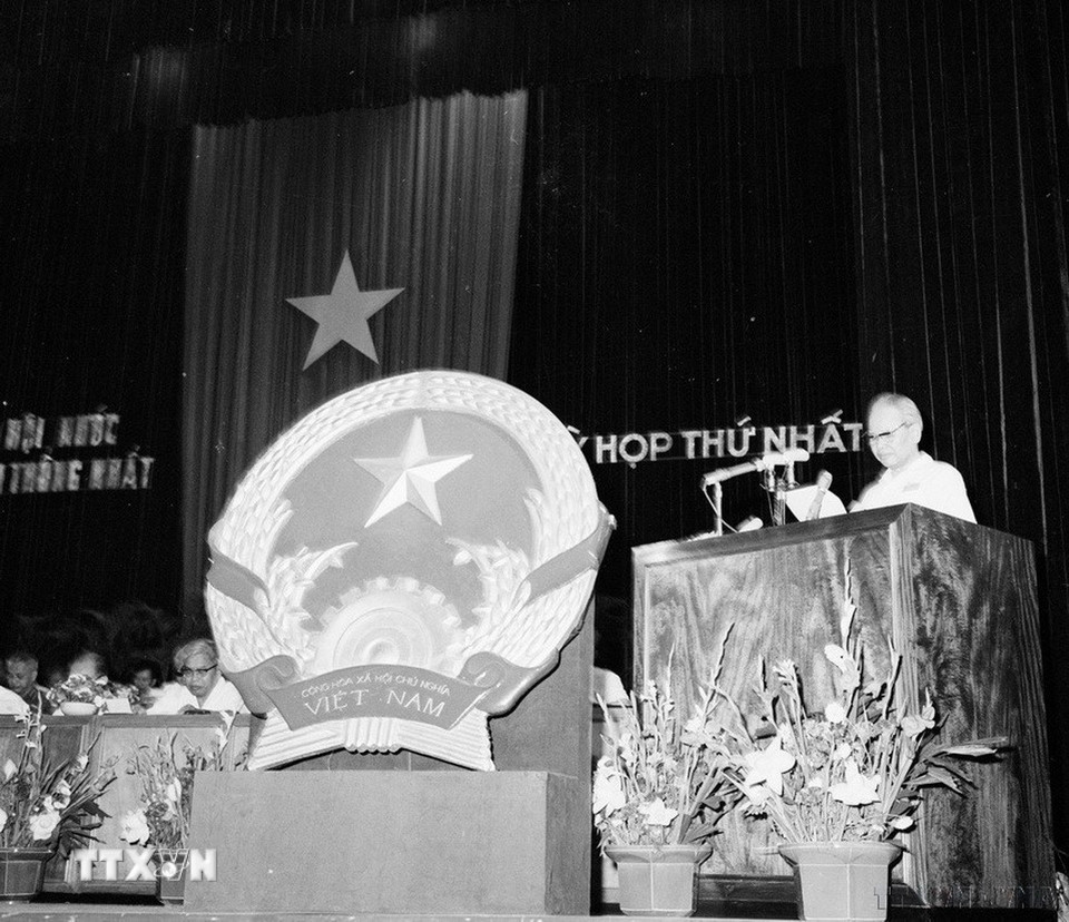 Tại kỳ họp thứ nhất, Quốc hội khóa VI đã thông qua Nghị quyết về tên nước, quốc kỳ, quốc huy, quốc ca và tổ chức Nhà nước khi chưa có Hiến pháp mới (1976). (Ảnh: TTXVN)