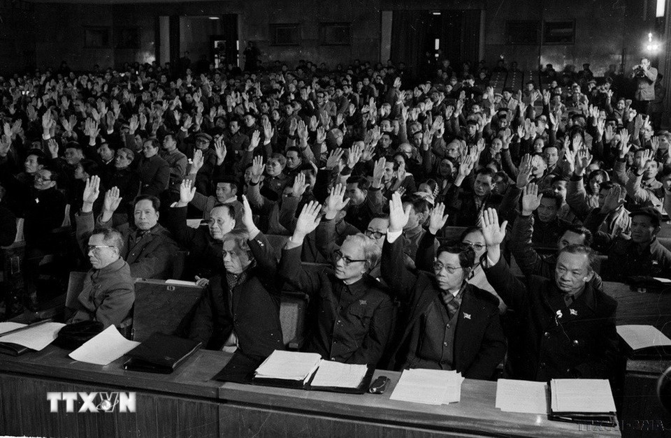 Các đại biểu nhất trí thông qua các Nghị quyết Kế hoạch Nhà nước 1977, Quyết toán ngân sách 1975, Dự toán ngân sách 1977, Sát nhập Côn Đảo với Hậu Giang tại kỳ họp II Quốc hội khóa VI (15/1/1977). (Ảnh: Xuân Lâm/ TTXVN)