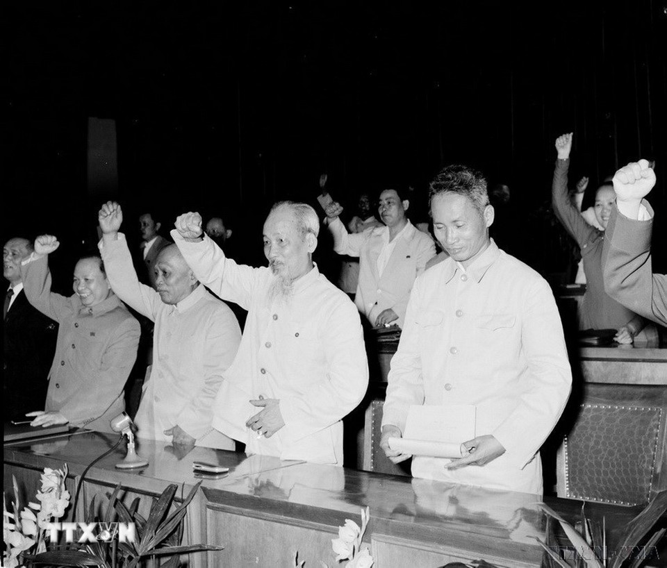 Chủ tịch Hồ Chí Minh và các đại biểu nhất trí thông qua nghị quyết về kết quả của Hội nghị chính trị đặc biệt và nghị quyết về ngân sách và kế hoạch Nhà nước năm 1964 tại Kỳ họp thứ 8, Quốc hội khóa II (1964). (Ảnh: TTXVN)