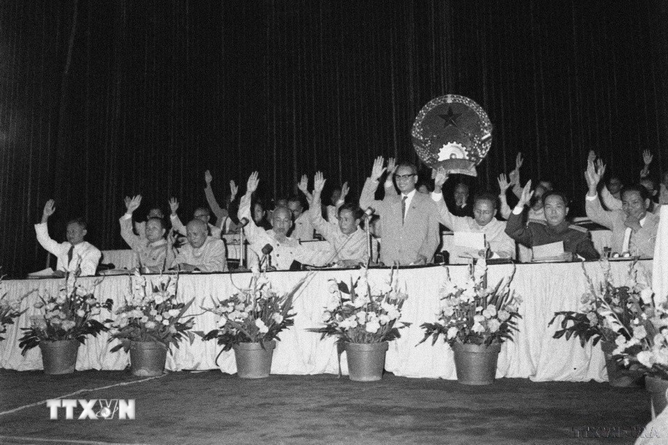 Quốc hội khóa II (1960-1964) có dấu ấn lớn trong việc xây dựng chủ nghĩa xã hội ở miền Bắc, đẩy mạnh đấu tranh giải phóng miền Nam thống nhất đất nước, ban hành các chính sách dân chủ, chăm lo đời sống, củng cố chính quyền nhà nước và hoạt động đối ngoại tích cực lên án chiến tranh, đạt nhiều thành tựu quan trọng trong bối cảnh đất nước còn khó khăn và chiến tranh ác liệt. Trong ảnh: Chủ tịch Hồ Chí Minh và các đại biểu nhất trí thông qua Luật tổ chức Hội đồng nhân dân và Ủy ban hành chính các cấp tại Kỳ họp thứ 5, Quốc hội khóa II . (Ảnh: TTXVN)