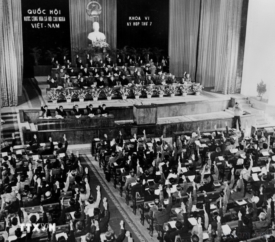 Các đại biểu quốc hội thông qua Hiến pháp mới của nước CHXHCN Việt Nam tại Kỳ họp thứ 7, Quốc hội khóa VI. Đây là bản Hiến pháp thứ ba được Quốc hội thông qua để đáp ứng yêu cầu của nhiệm vụ chính trị trong giai đoạn mới. Hiến pháp 1980 đã khẳng định: “Nước Cộng hòa xã hội chủ nghĩa Việt Nam là một nước có chủ quyền, thống nhất và toàn vẹn lãnh thổ...” (18/12/1980). (Ảnh: Kim Hùng/TTXVN)