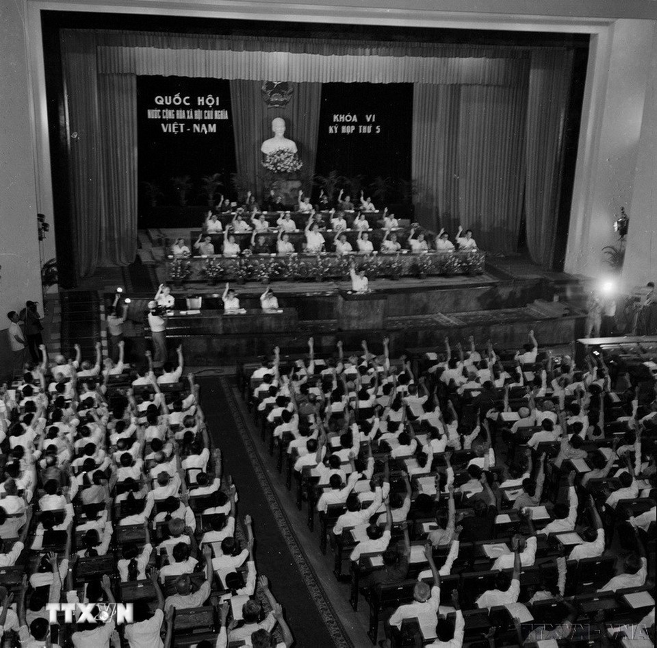 Trong nhiệm kỳ 5 năm, Quốc hội khóa VI đã quyết định những vấn đề quan trọng của đất nước, như: thông qua nhiệm vụ cơ bản của kế hoạch Nhà nước 5 năm lần thứ hai (1976-1980); phê chuẩn việc phân vạch lại địa giới thành phố Hà Nội, Thành phố Hồ Chí Minh và một số tỉnh, thành khác... Trong ảnh: Đại biểu Quốc hội nhất trí thông qua Nghị quyết về thắng lợi vĩ đại của 2 cuộc chiến tranh bảo vệ Tổ quốc và nhiệm vụ của nhân dân ta trước tình hình mới tại Kỳ họp thứ 5, Quốc hội khóa VI (1979). (Ảnh: Kim Hùng/TTXVN)